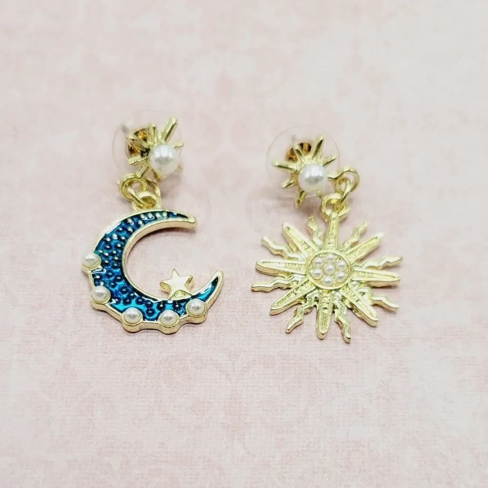 Sun and moon small drop earring in gold and‎ blue